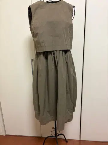 덥스타 카키 슬리브리스 무릎 기장 원피스