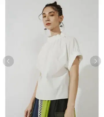 UN3D 화이트 반팔 개더 블라우스