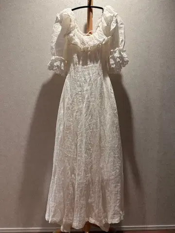 화이트 프릴 롱 드레스