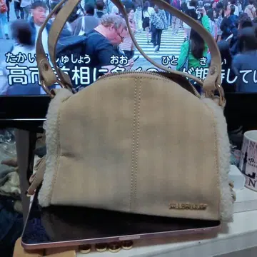 크림색 스웨이드 숄더백