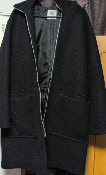 후드 부착 블랙 코트
