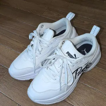 PUMA 화이트 스니커즈 플라워