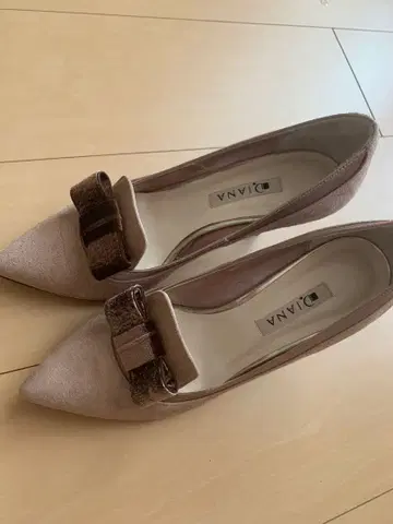 DIANA 베이지 스틸레토 하이힐