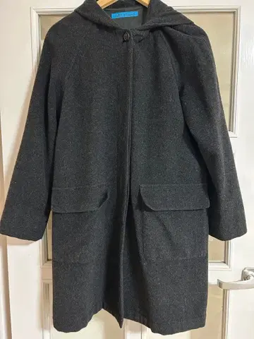 후드 부착 다크 그레이 롱 코트