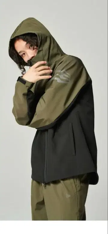 NEW ERA 올리브 그린/블랙 후드 부착 점퍼