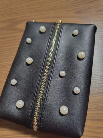 마리콴트 펄 장식 블랙 파우치