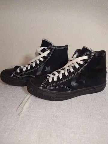 CONVERSE 블랙 하이컷 스니커즈
