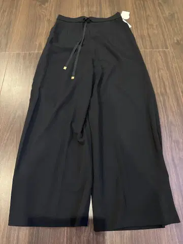 블랙 와이드 팬츠 금장 장식 포함