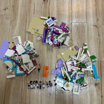 레고 블록 세트 부품과 피규어 8체