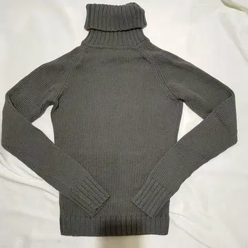 차콜 그레이 터틀넥 니트 긴팔