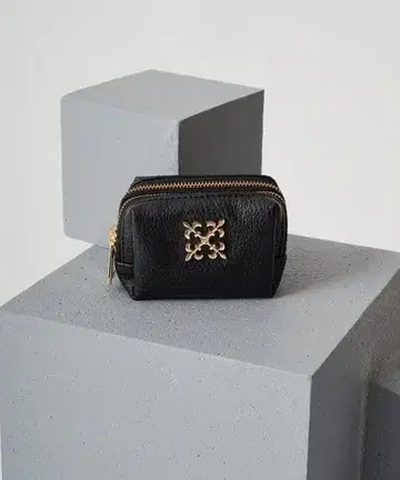 러셋 모노그램 플레이트 더블 지퍼 파우치