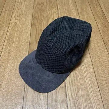 왓츠업 캡 블랙과 그레이 체크 무늬