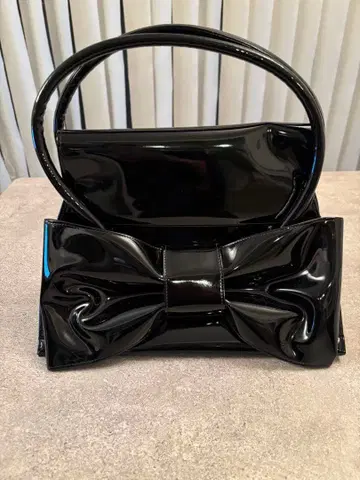 리본 포함 블랙 핸드백