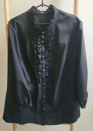 큰 사이즈 프릴 달린 블랙 긴팔 셔츠