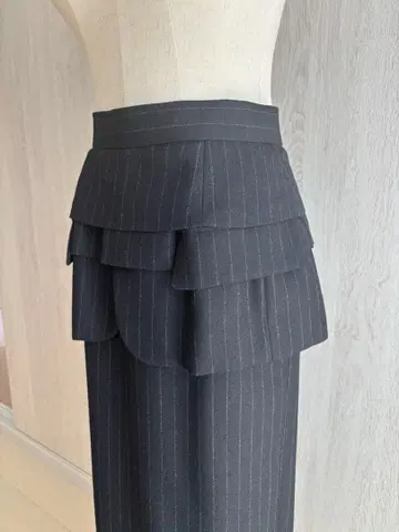 sacai 프릴 장식 블랙 타이트 스커트