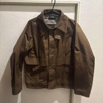 브라운 자켓 체크 무늬 안감