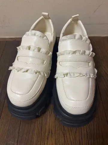 merryjenny 통굽 패디드 프릴 로퍼 화이트 M