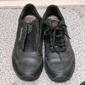 Reebok 블랙 스니커즈