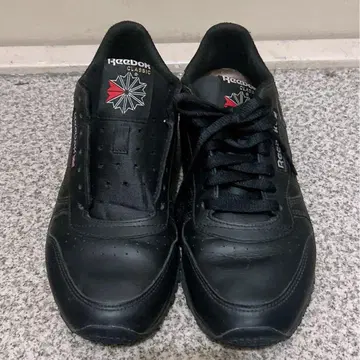 Reebok 블랙 스니커즈