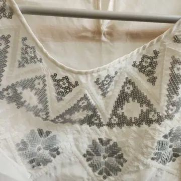 극소 스팽글 화이트 플레어 소매 블라우스