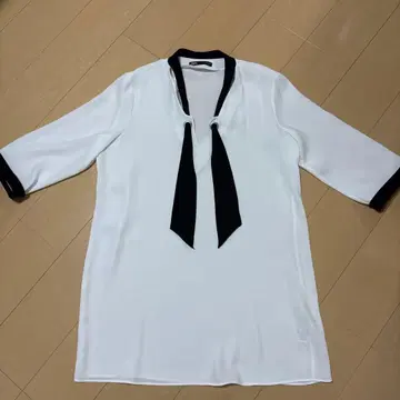 ZARA 화이트 블랙 리본 포함 셔츠