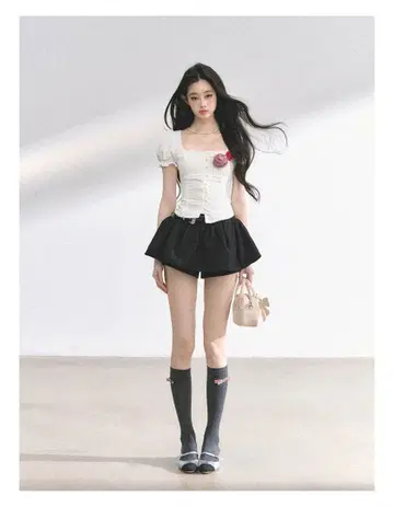 [새상품 미착용] [정가에서 70% OFF] 미니 스커트 블랙 왕홍