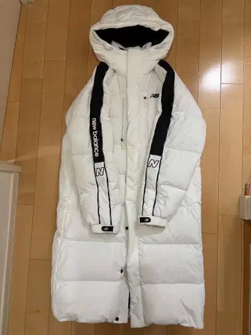 새상품 New Balance 후드 부착 벤치 코트 화이트 블랙 다운