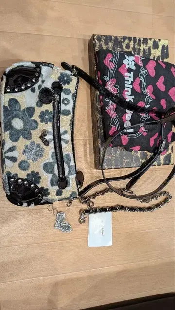 꽃무늬 숄더백 스터드 장식 싱크 비