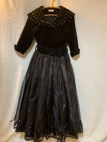 BEE 비쥬가 달린 블랙 롱 드레스