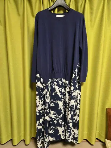 네이비/화이트 프린트 패턴 절개 원피스