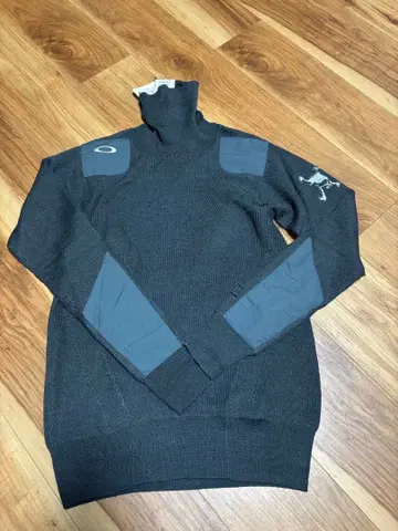 Oakley 다크 그레이 하이넥 스웨터