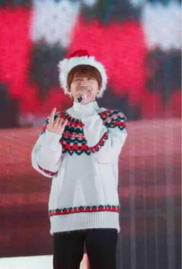 Nissy 착용 BATONER Mohair nordic crewneck