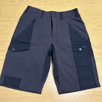 FJALL RAVEN 다크 그레이 지퍼 포켓 숏팬츠 G-1000