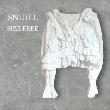 스나이델 크롭 프릴 블라우스 23 모델 V넥 화이트