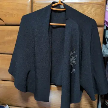 시선당 크레이프 원단 스톤 자수 볼레로풍 블랙 가디건