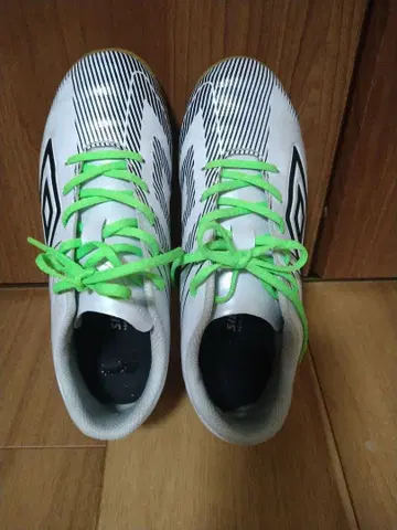 엄브로 풋살화 화이트/블랙/그린