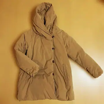 베이지 후드 부착 다운 자켓