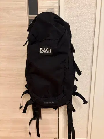 BACH SHIELD 22 블랙 백팩