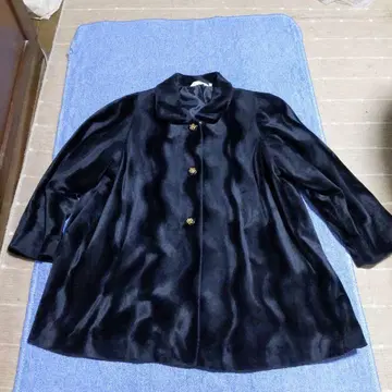 블랙의 플리스풍 버블 코트 어깨 패드