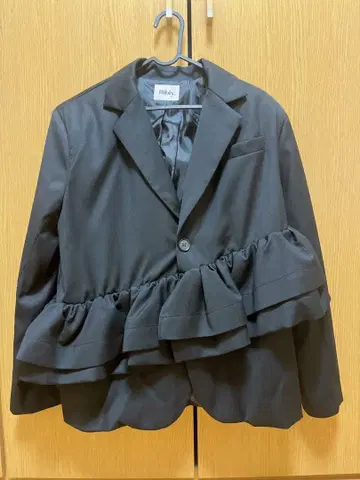 Bibiy. 블랙 프릴 테일러드 자켓 F