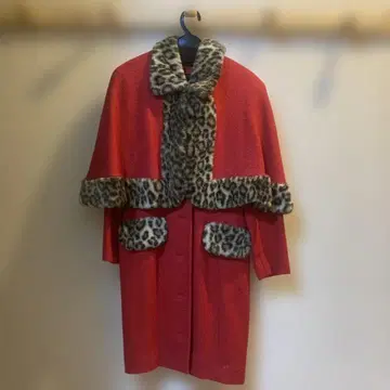 레오파드 무늬가 있는 빨간색 케이프