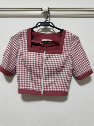 빨간색과 화이트 체크 무늬 셋업