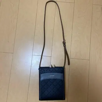 미사용 새상품 & chouette 엠보 모노그램 스퀘어 숄더백