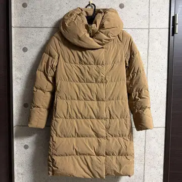 베이지 후드 부착 다운 자켓