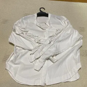 CEaRET 프릴 장식 화이트 셔츠