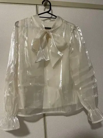 리본 포함 화이트 비침 긴팔 블라우스