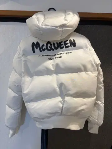 정가 37만 엔 Alexander McQueen 후드 부착 다운 자켓