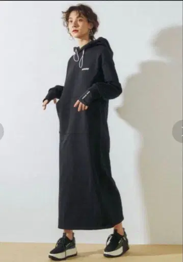 UN3D. 로고 후드티 원피스