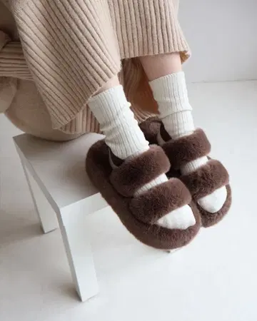 시마무라 퍼 샌들 다크 브라운