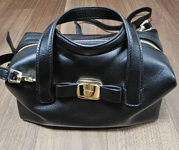 Ferragamo 블랙 가죽 리본 포함 미니 백